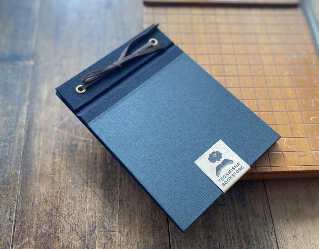 3月29日(日) 永岡綾『製本家とつくる紙文具』ワークショップ<br>  第10期③ 紐とじのログノート <br>at TEGAMISHA BOOKSTORE