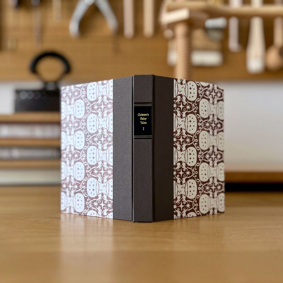 1月26日(日) 永岡綾『製本家とつくる紙文具』ワークショップ<br>  第8期① 本の改装シリーズ「QUARTER BINDING　背継ぎ表紙」 <br>at TEGAMISHA BOOKSTORE